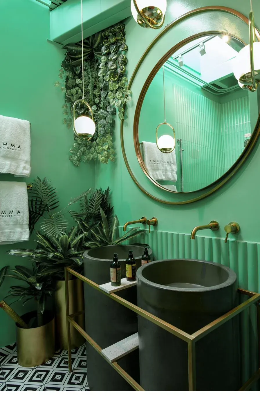 Baño en verde menta · espejo circular