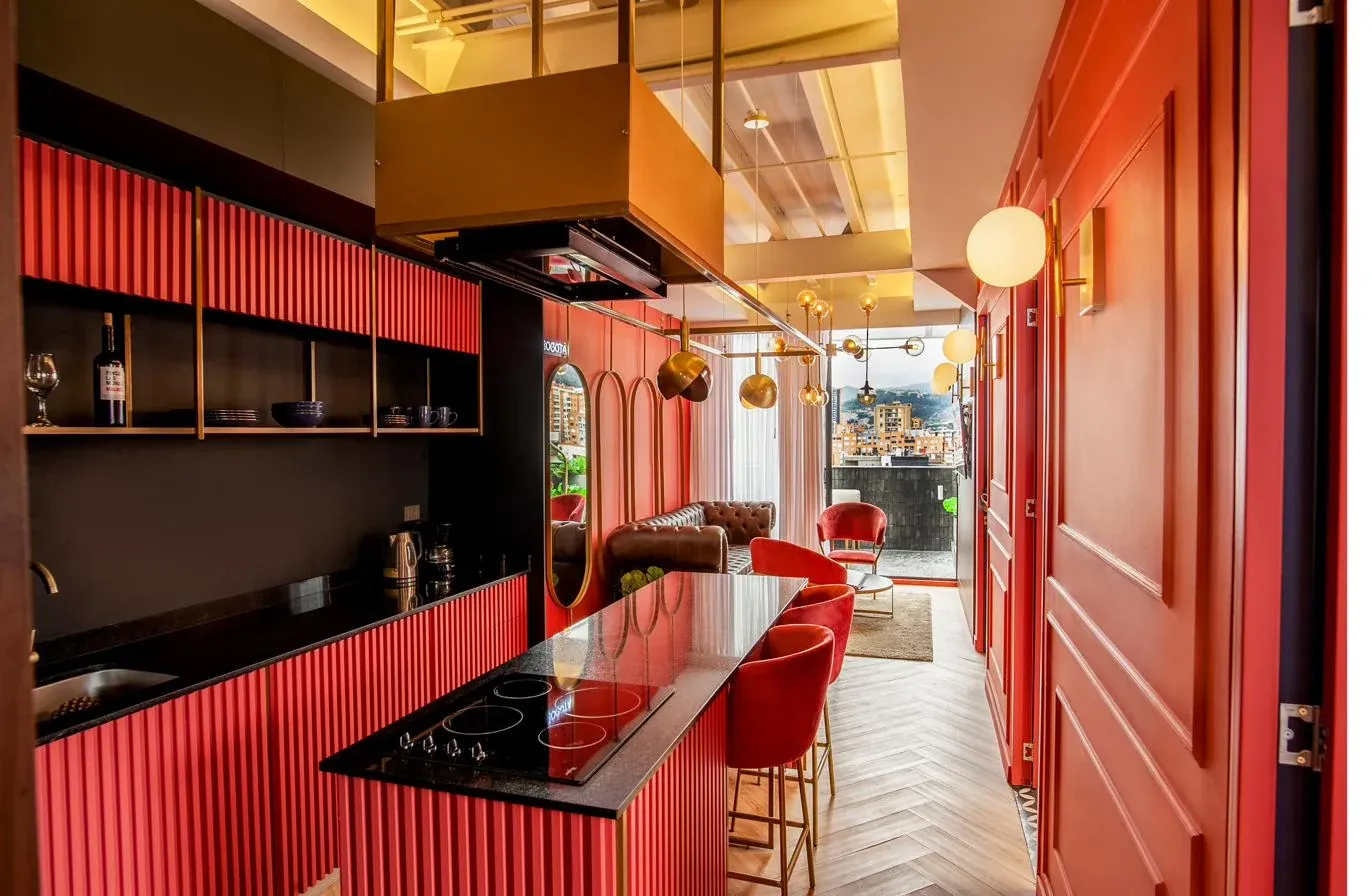 Barra y cocina en rojo profundo