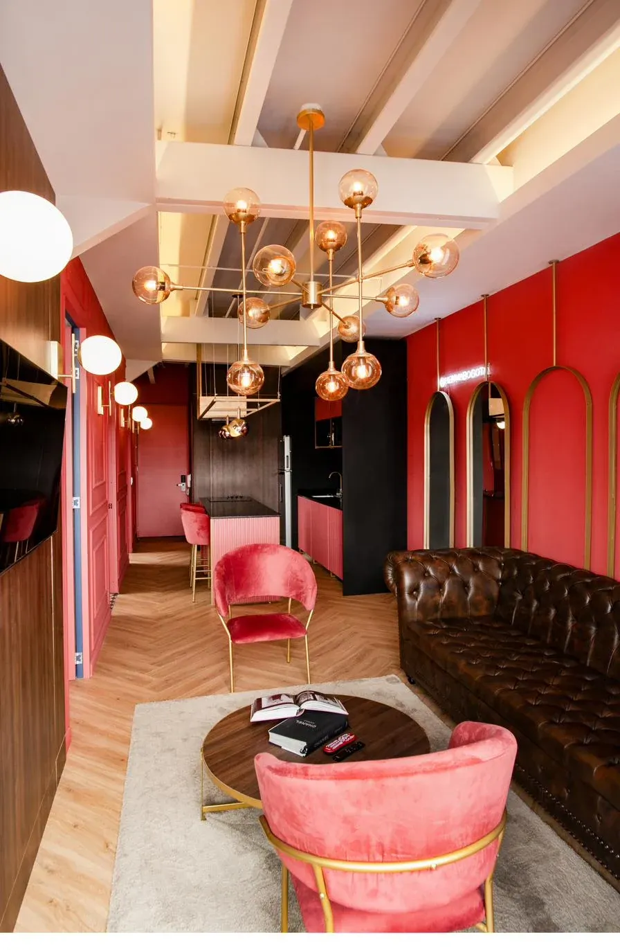 Lounge en rojo profundo · sillas de terciopelo