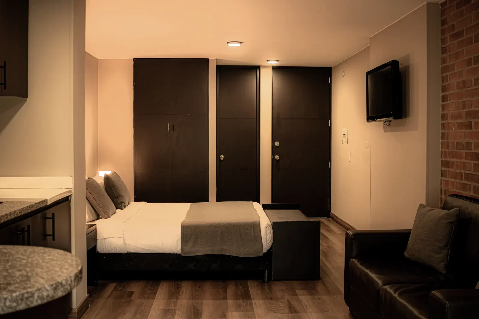 Loft integrado: sala, zona de trabajo y cocina