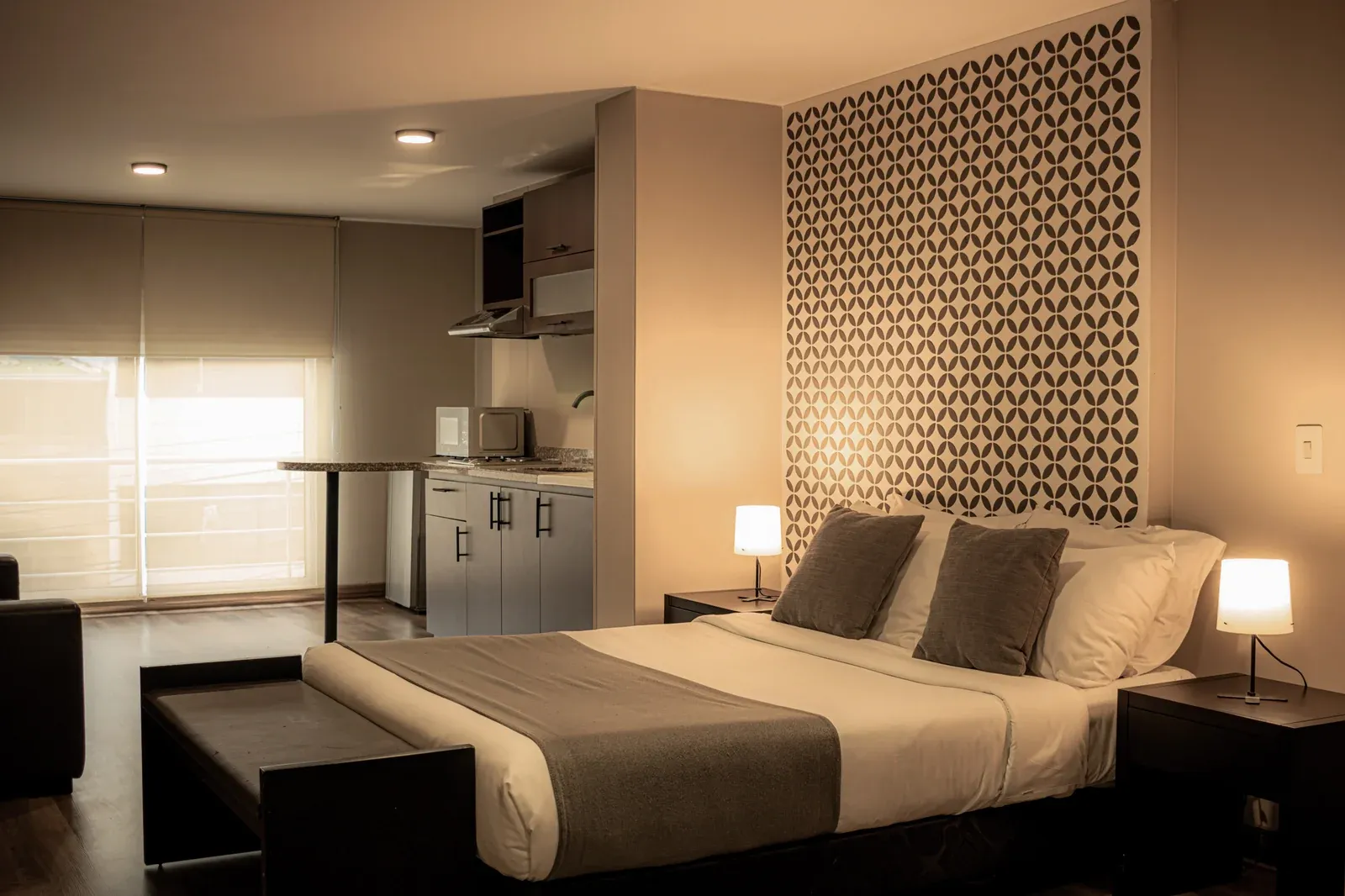 Cama King y sala con sofá