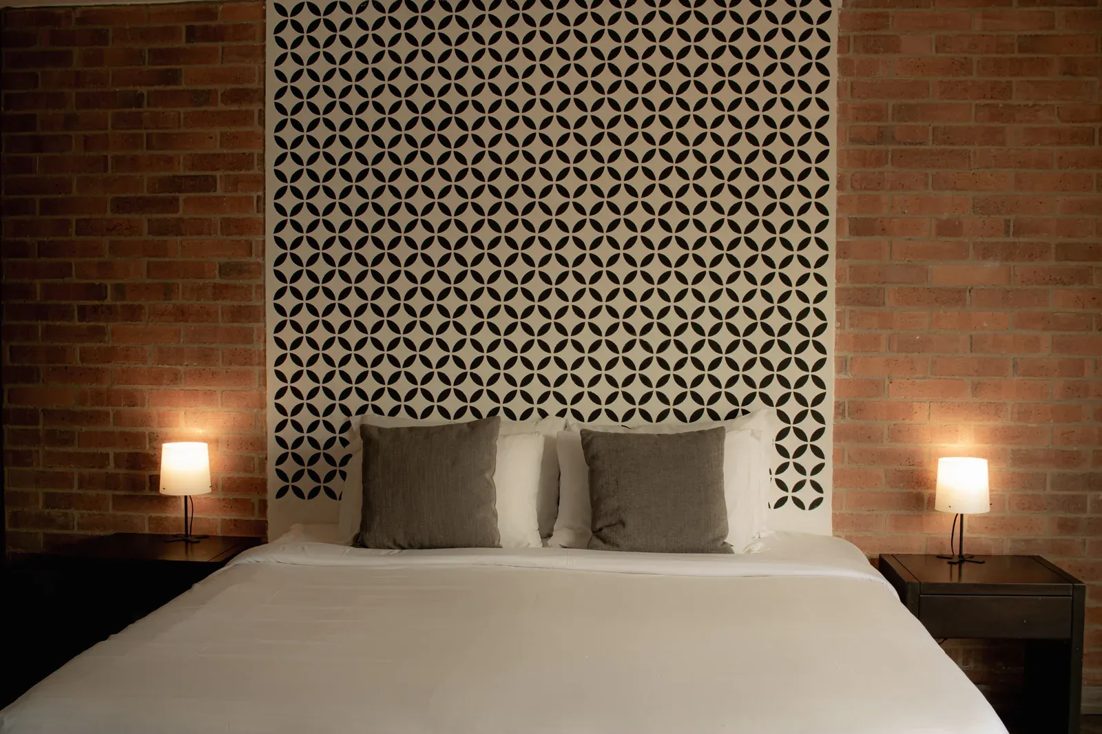 Cama King con desayuno servido y salida a balcón