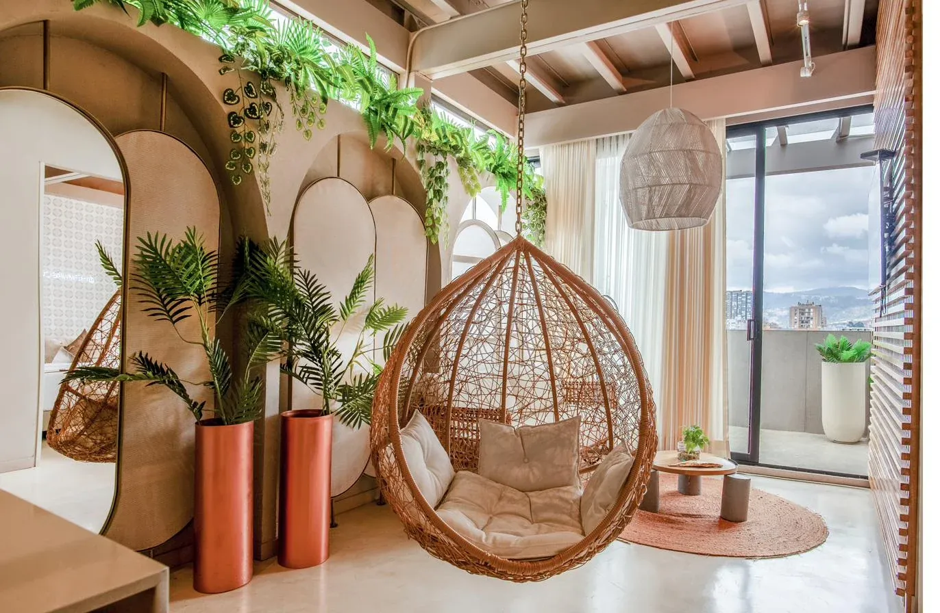 Estar con silla colgante entre arcos y plantas