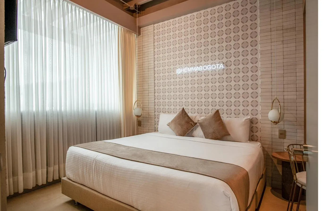 Suite principal · cama King en tonos arena