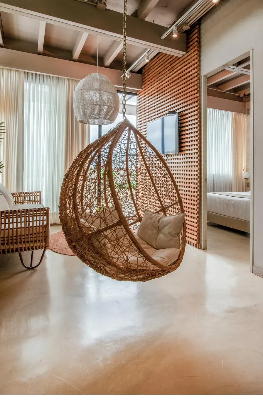 Silla colgante junto al ventanal