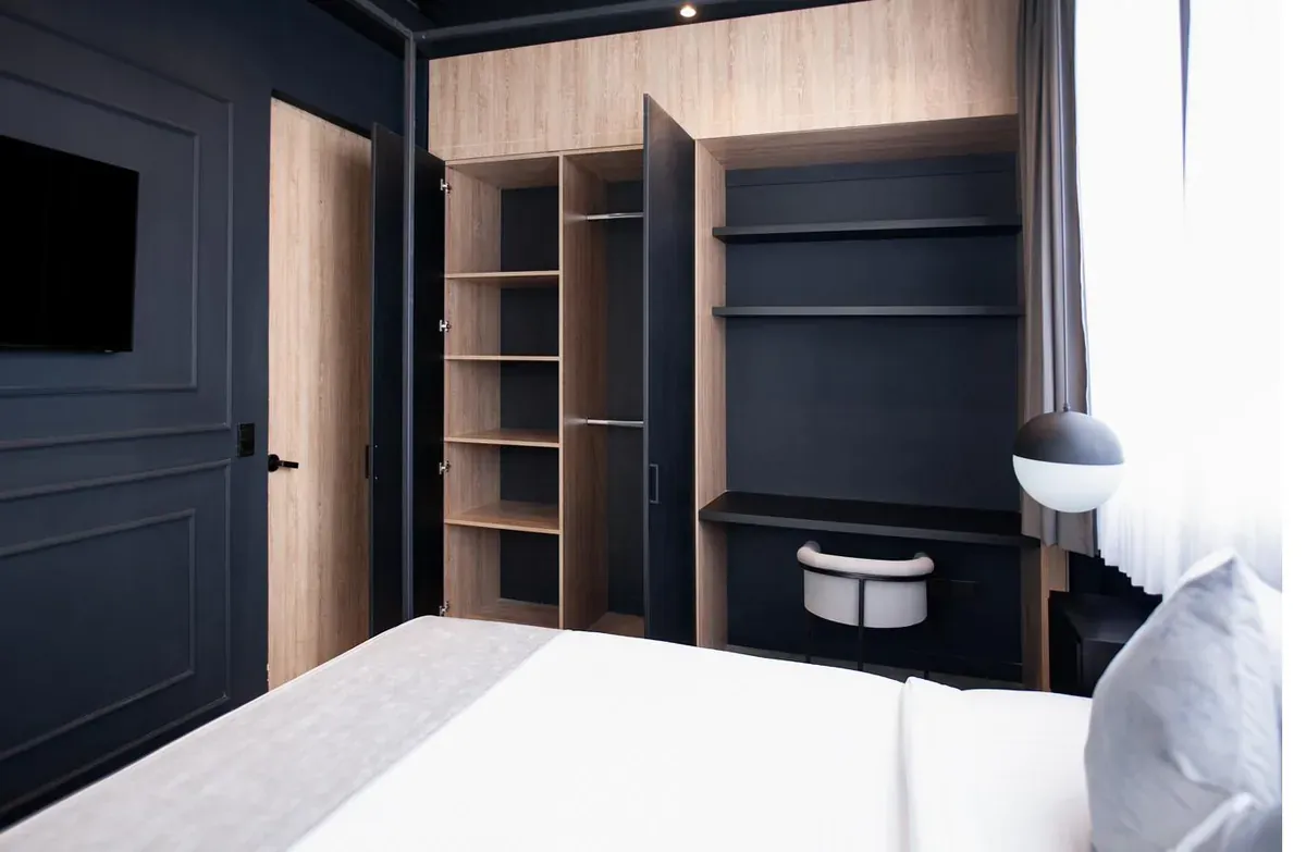 Master Suite Black